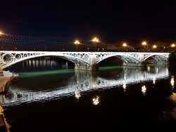 Foto noturna da Ponte de Triana
